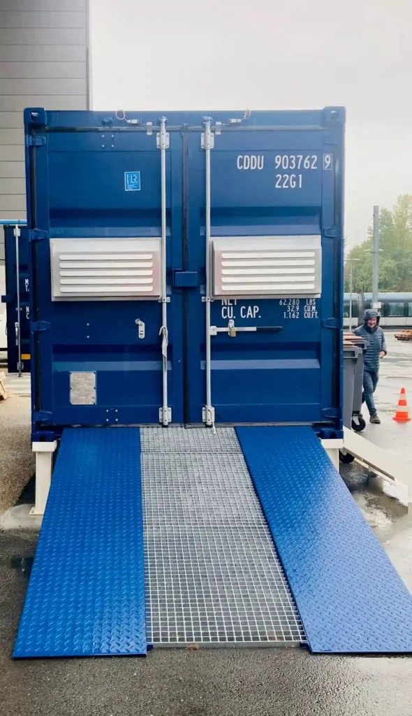 Conteneur de grenaillage mobile avec portes arrière, ventilation et rampes d’accès pour pièces industrielles