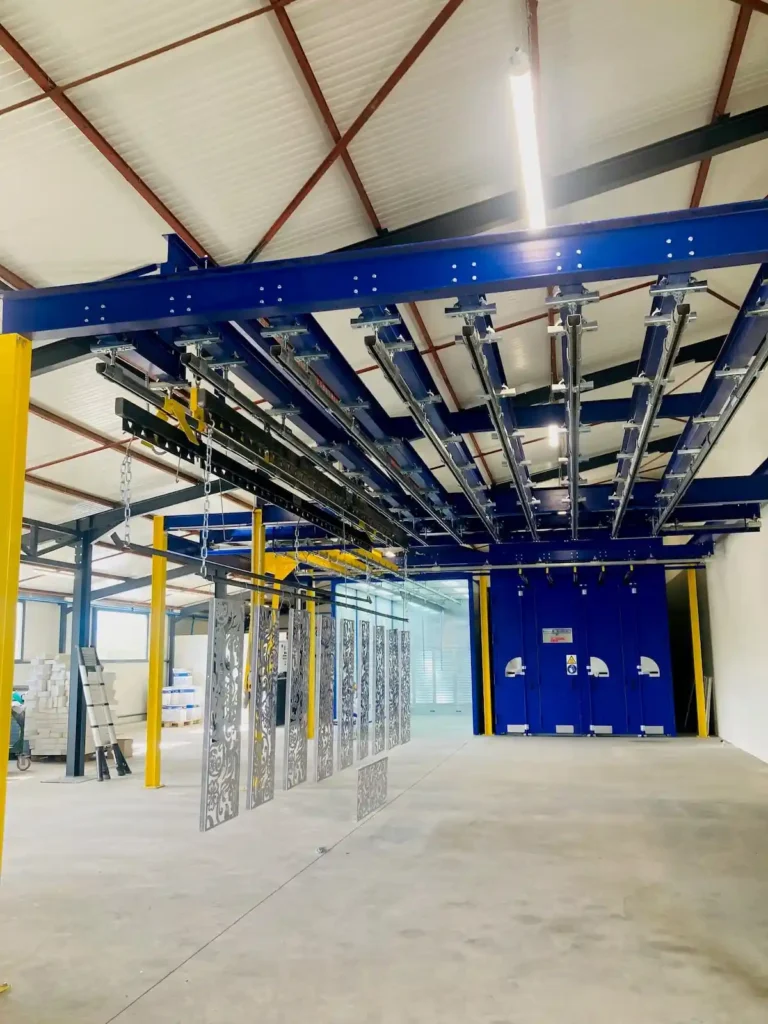 Installation de poudrage pas à pas avec convoyeur aérien Eurotherm BENELUX