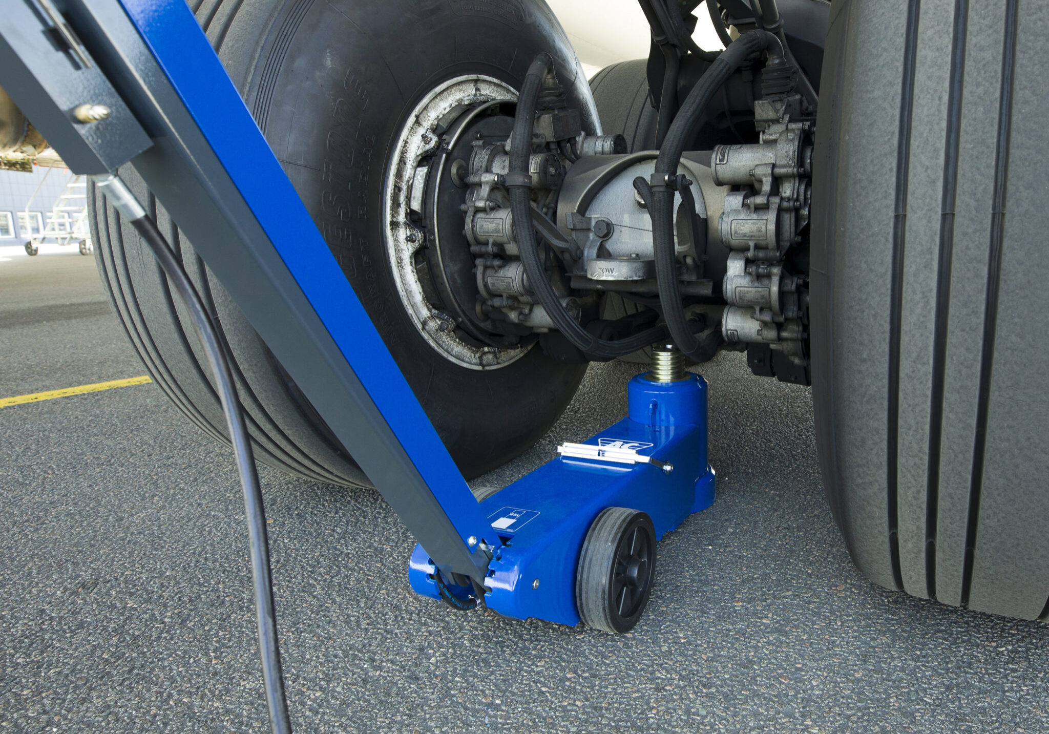 air-hydraulic-aircraft-jack-65-1ap-workshop