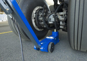air-hydraulic-aircraft-jack-65-1ap-workshop